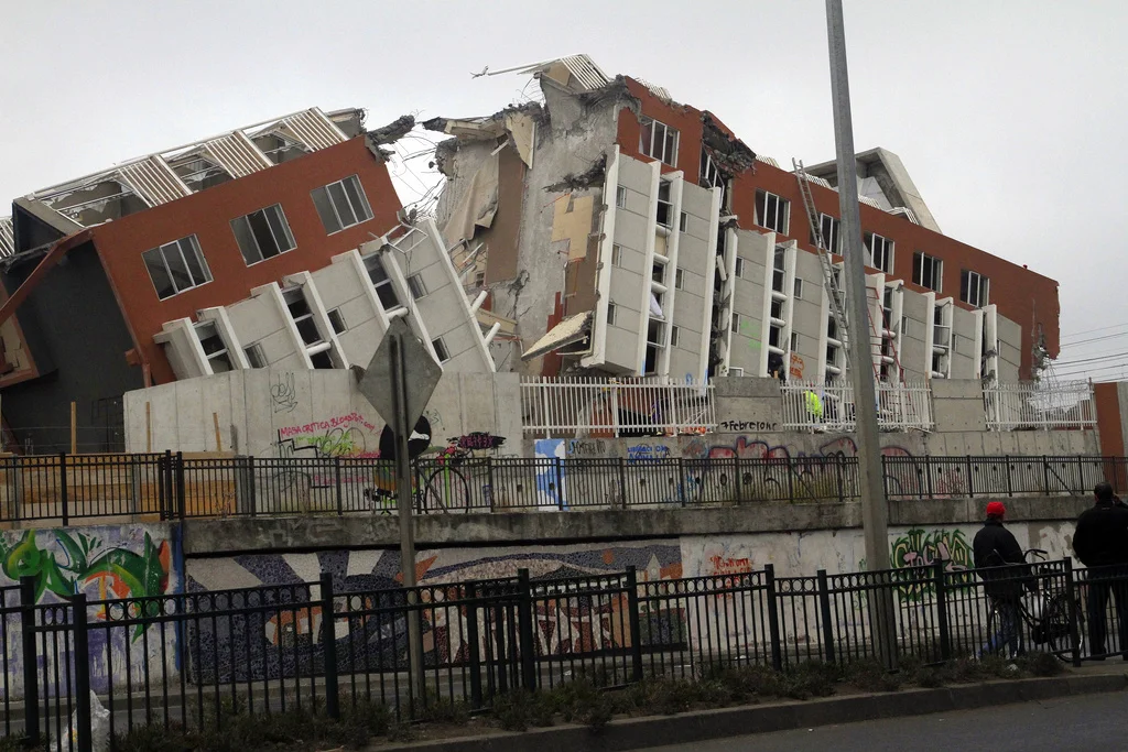En Concepción, el edificio Alto Río, de 20 pisos, colapsó producto del terremoto del 27 de febrero de 2010.