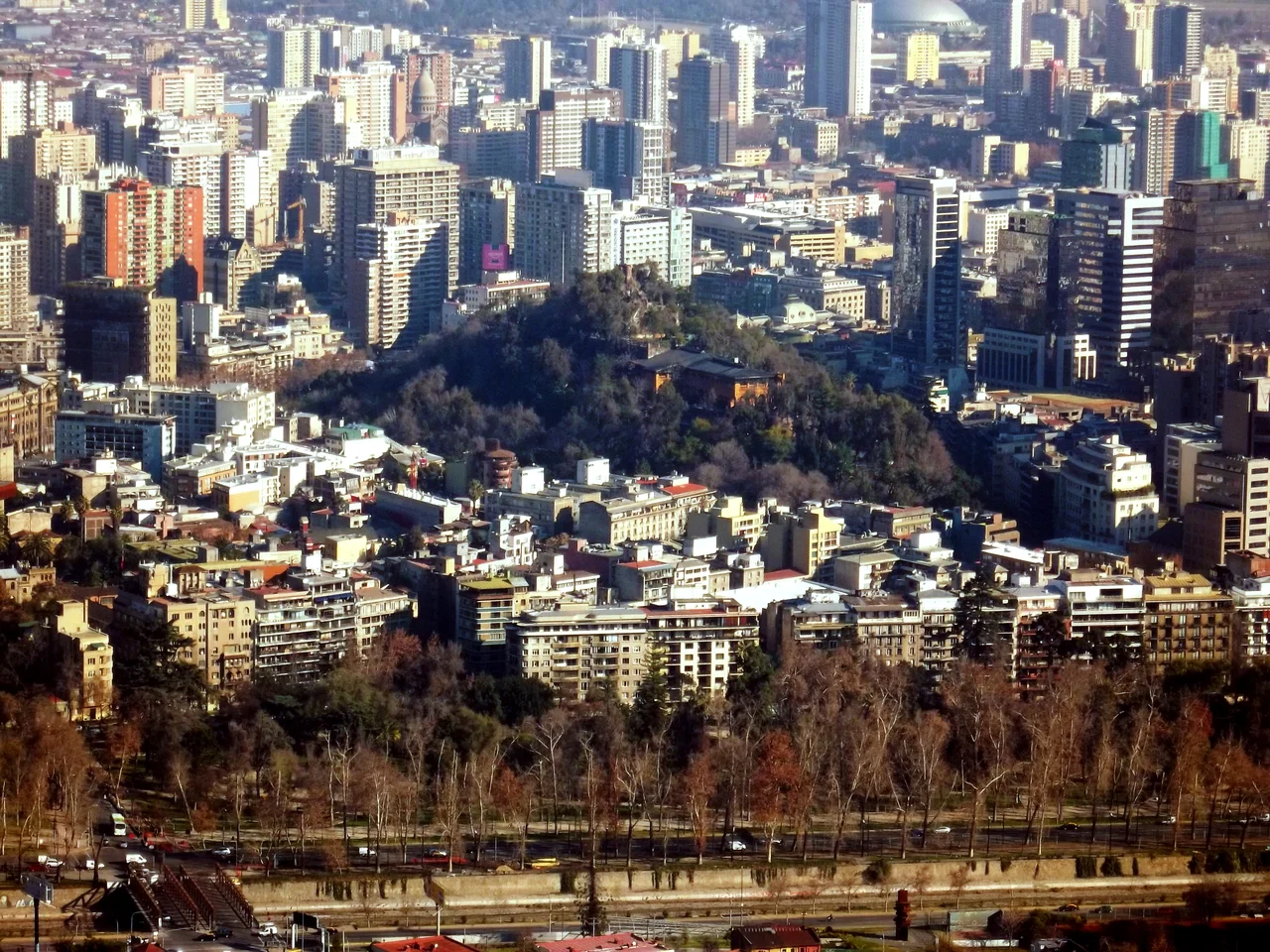 Cerro Santa Lucía desde el Cerro San Cristóbal en Santiago de Chile, Región Metropolitana, Chile.