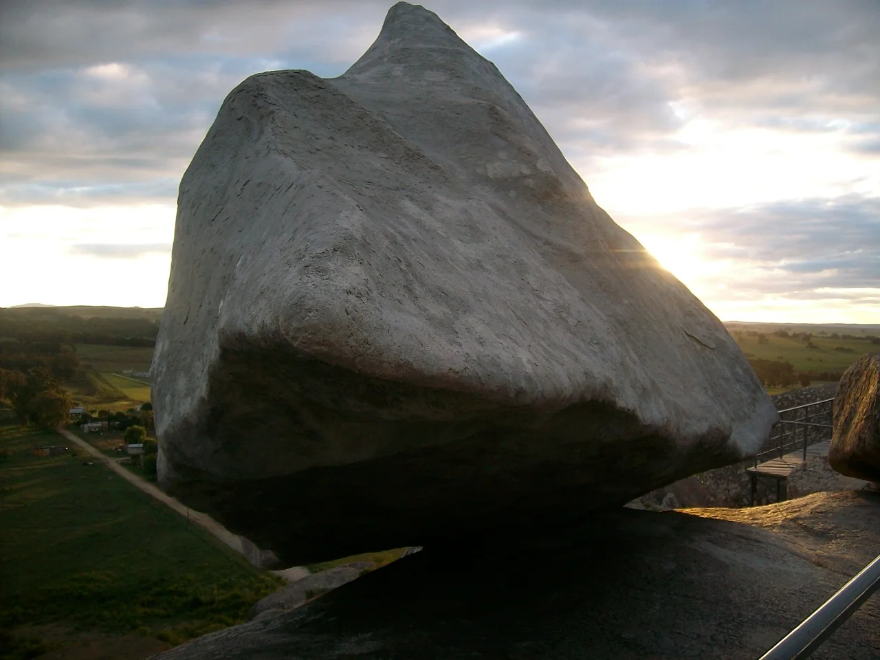 Réplica de la roca movediza original, caida en 1912. Dicha replica colocada en 2007, se encuentra en el Parque Lítico La Movediza de Tandil.