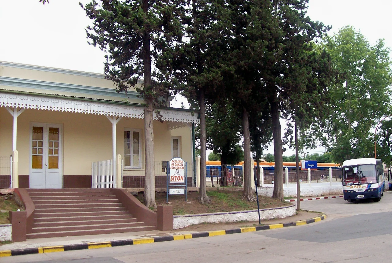 Estación Edificio policial, calle Obispo Bustos, en la ciudad de Cosquín, provincia de Córdoba, Argentina. Tomado desde San Martín y Sarmiento. (esquina Jaime Dávalos)