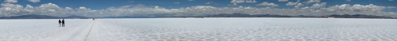 Die Grosse Salzwüste in Salta. So weiss, dass man fast blind wird.
Las Salinas Grandes en Salta. Tan blanco que uno se queda ciego.