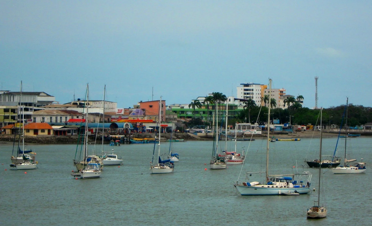 Fotografía de la ciudad de Bahía de Caráquez, Ecuador. Tomada desde el puente "LOS CARAS"
