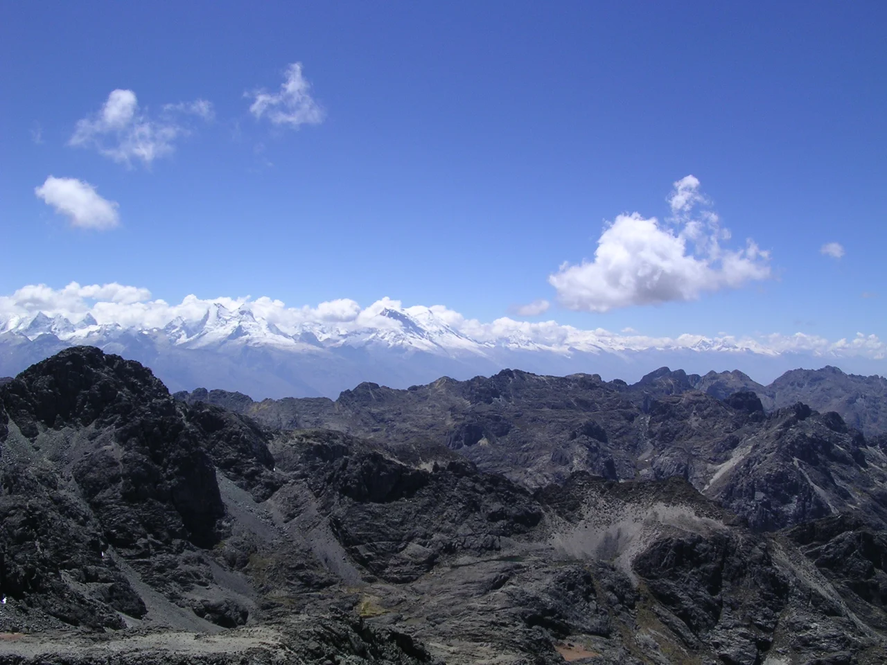 Cordillera Blanca y Cordillera Negra, Perú. Se intuye el Callejón de Huaylas entre las dos cordilleras. Destaca en el centro el Huascarán, nevado más elevado de los Andes peruanos (6768). La Cordillera Negra es el mejor palco para observar la Cordillera Blanca en toda su extensión.