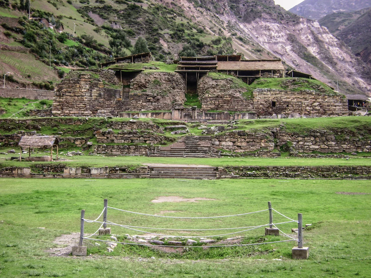 "El Castillo" es una estructura que conforma la sección "Templo Nuevo" en el sitio arqueológico "Chavín de Huántar". Región Ancash - Perú.