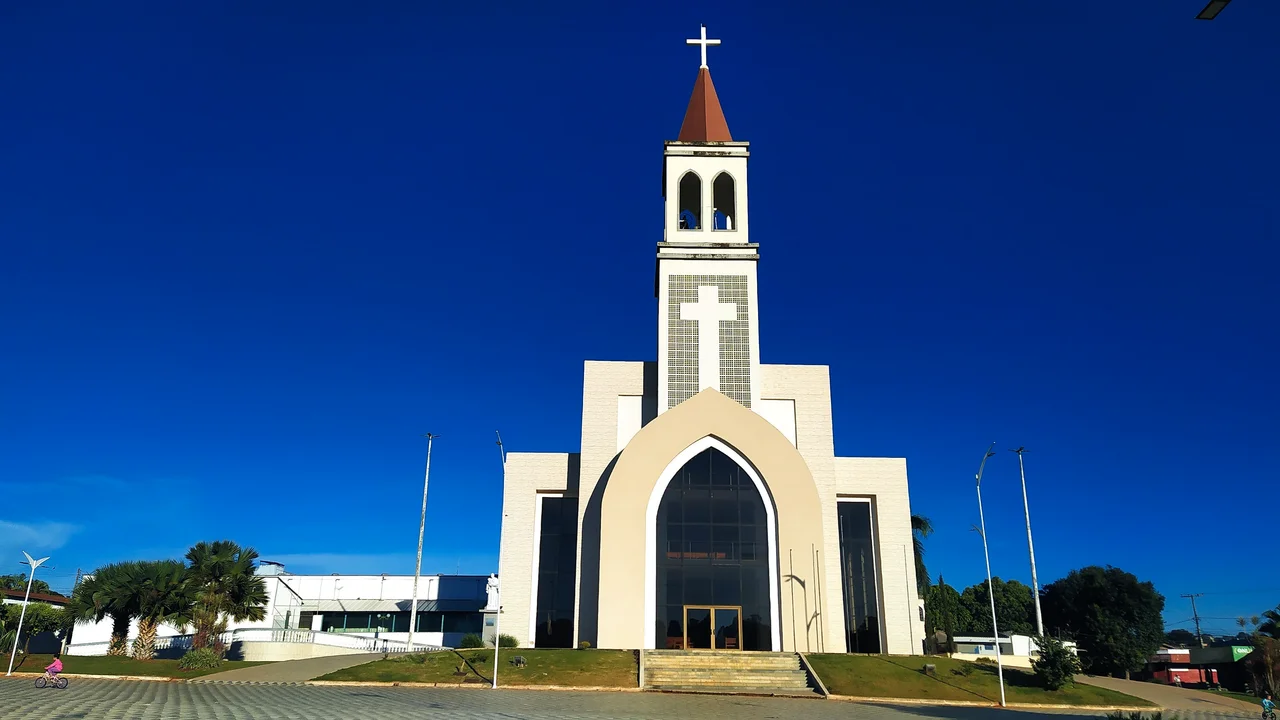 Praça e Igreja São Benedito em Nerópolis-Goiás