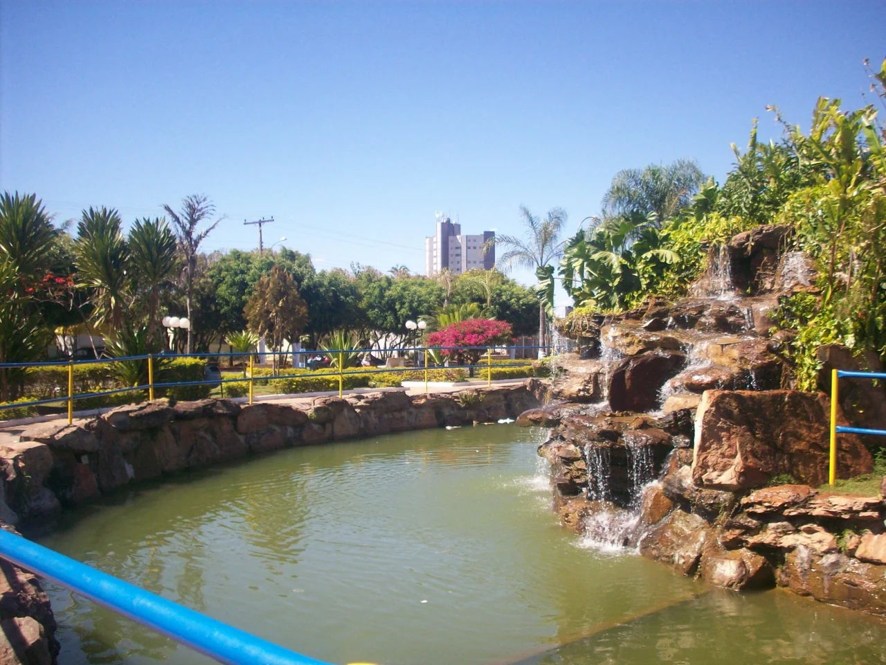 Lago com Cachoeira Praça Otto Monh em Cristalina.
