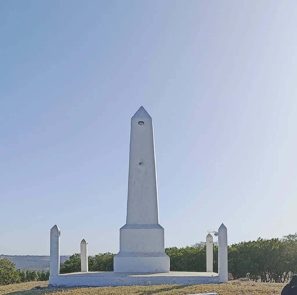 Obelisco da pedra fundamental firmada em 7 de setembro de 1922 indicando a região da futura capital do Brasil
