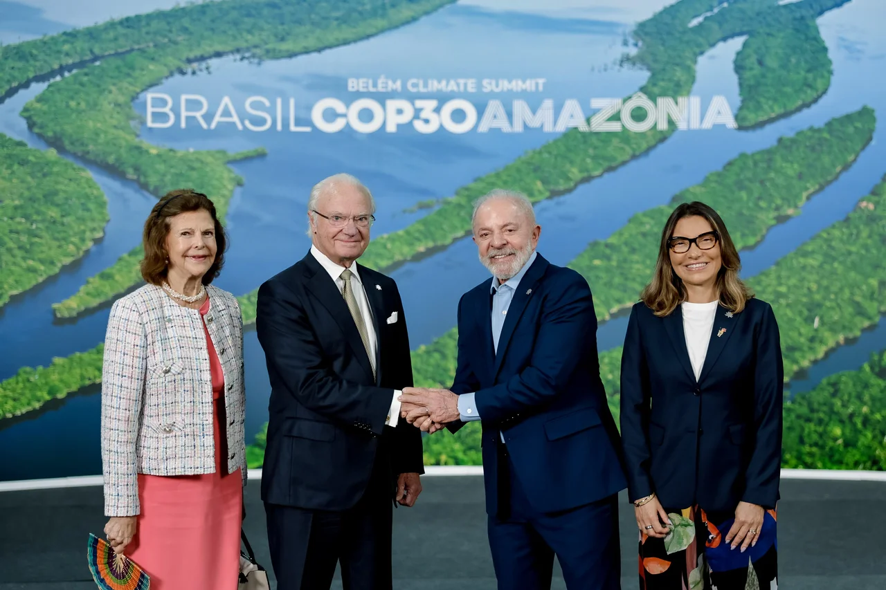 Presidente da República, Luiz Inácio Lula da Silva, com o Rei Carl XVI Gustaf e a Rainha Silvia da Suécia, durante a recepção oficial dos Chefes de Delegação da Cúpula do Clima (COP30). Parque da Cidade – Belém (PA)

Foto: Ricardo Stuckert / PR