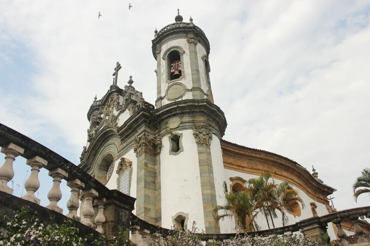 Igreja de São Francisco de Assis (São João del-Rei). Relevo do frontispício.