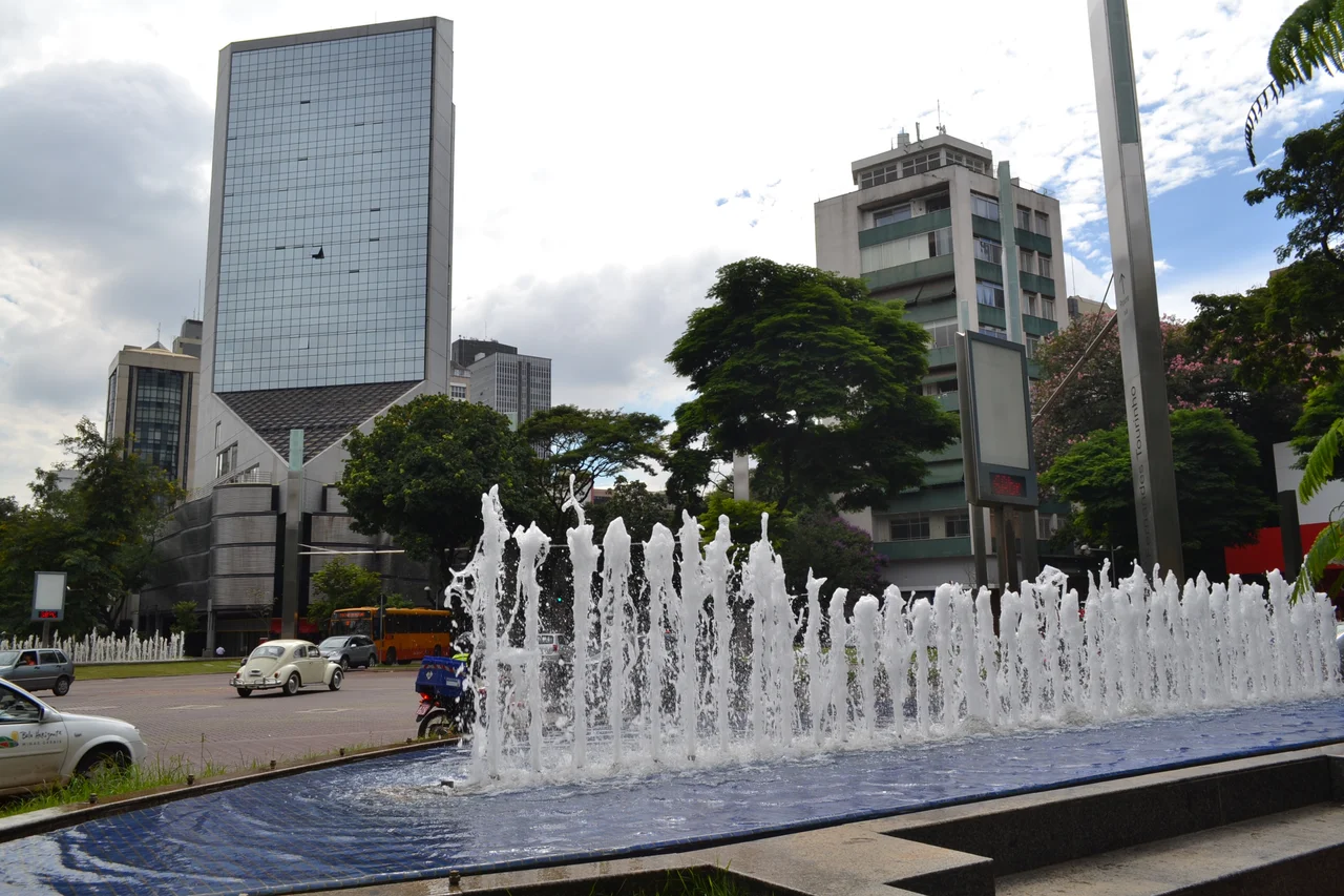 Praça Savassi, cruzamento entre avenidas Getúlio Vargas e Cristóvão Colombo, Belo Horizonte