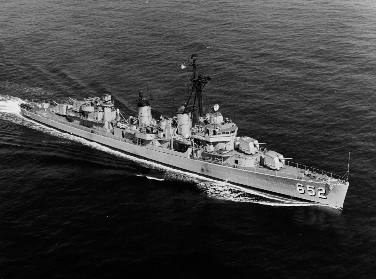 The U.S. Navy destroyer USS Ingersoll (DD-652) underway at sea off the coast of San Diego, California (USA), on 22 October 1966.