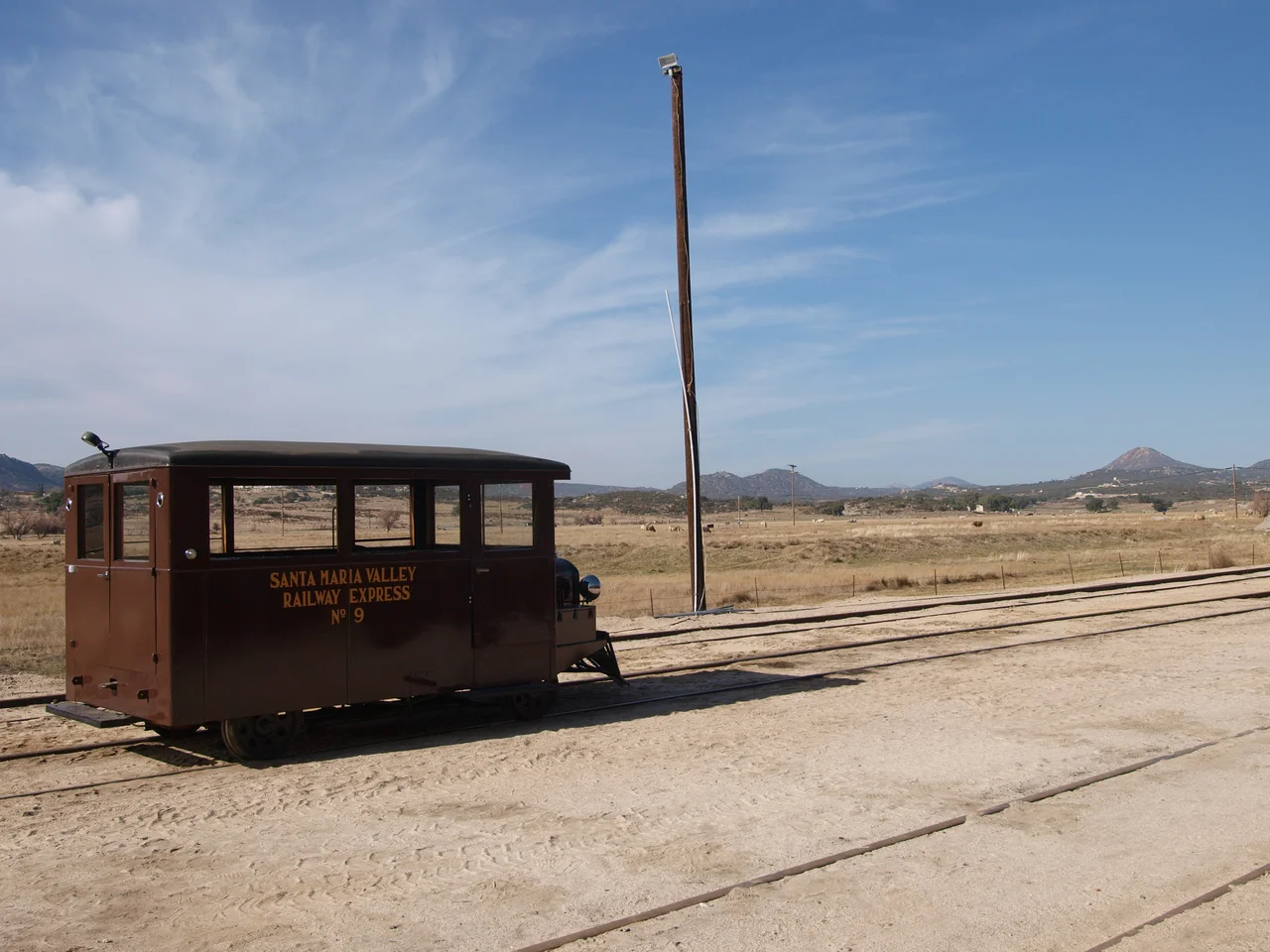 It's powered by a 3.3L Model A engine (L-head).
Pacific Southwest Railway Museum - Campo, California: Santa Maria Valley Flyer No. 9