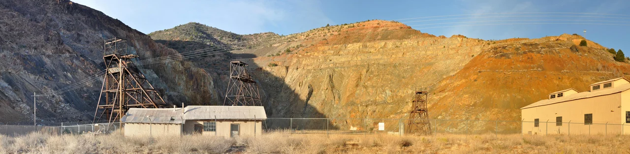 Site of the United Verde open-pit copper mine near Jerome in the U.S. state of Arizona. The mine ceased operations in 1953. Originally 11 vertical images. This panoramic image was created with Autostitch (stitched images may differ from reality).