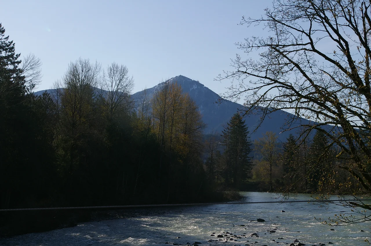 The middle fork of the Snoqualmie river with Mount Washington in the background. The photo was taken from the SE Mt Si Road bridge. (CC) 2007 Konrad Roeder
