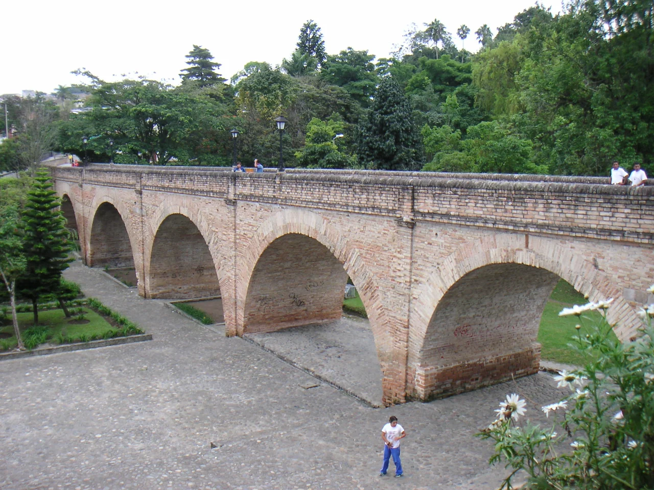 Description: Puente del Humilladero (1869) in Popayán, Colombia
Source: Louise Wolff (darina), March 2005