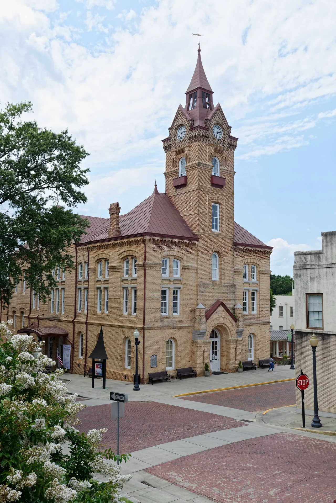 Newberry Opera House in Newberry, South Carolina, U.S.
This is an image of a place or building that is listed on the National Register of Historic Places in the United States of America. Its reference number is 69000171 (Wikidata).
