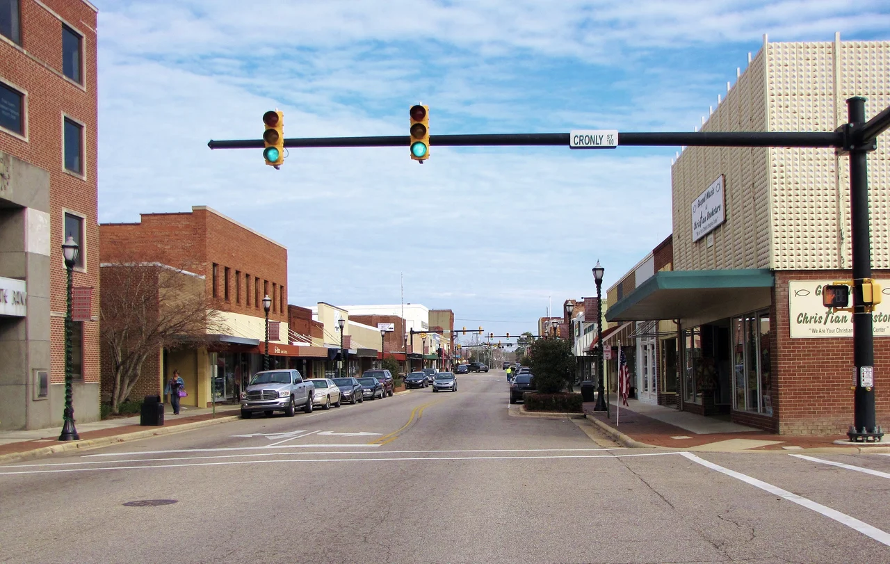 Main Street on U.S. Route 401 in Laurinburg, North Carolina.
This is an image of a place or building that is listed on the National Register of Historic Places in the United States of America. Its reference number is 03001274 (Wikidata).