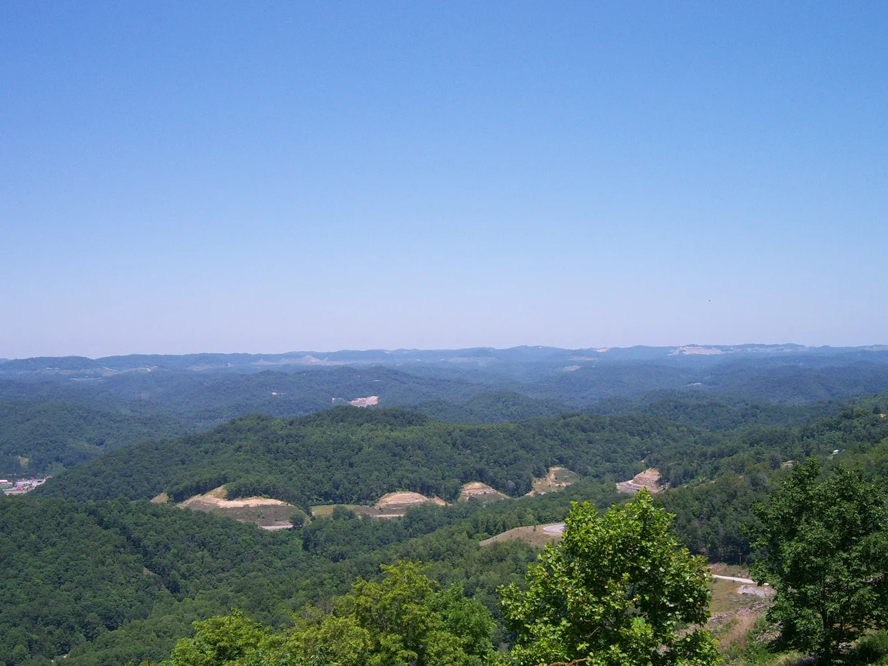 View from Pine Mountain near Whitesburg, Kentucky.
panorama depuis Pine Mountain près de Whitesburg, Kentucky USA.