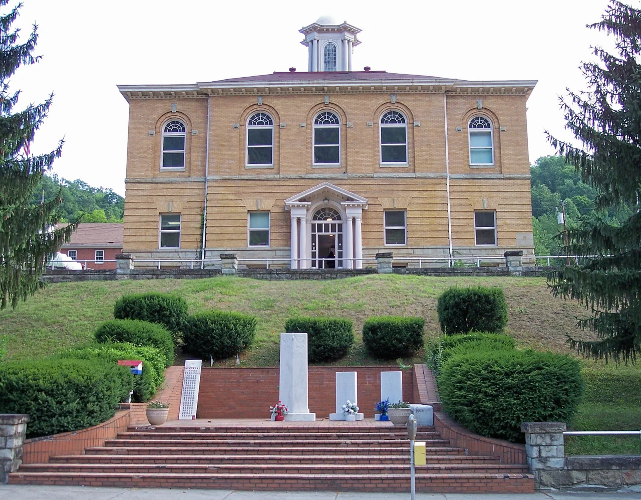 The Clay County Courthouse in w:Clay, West Virginia.