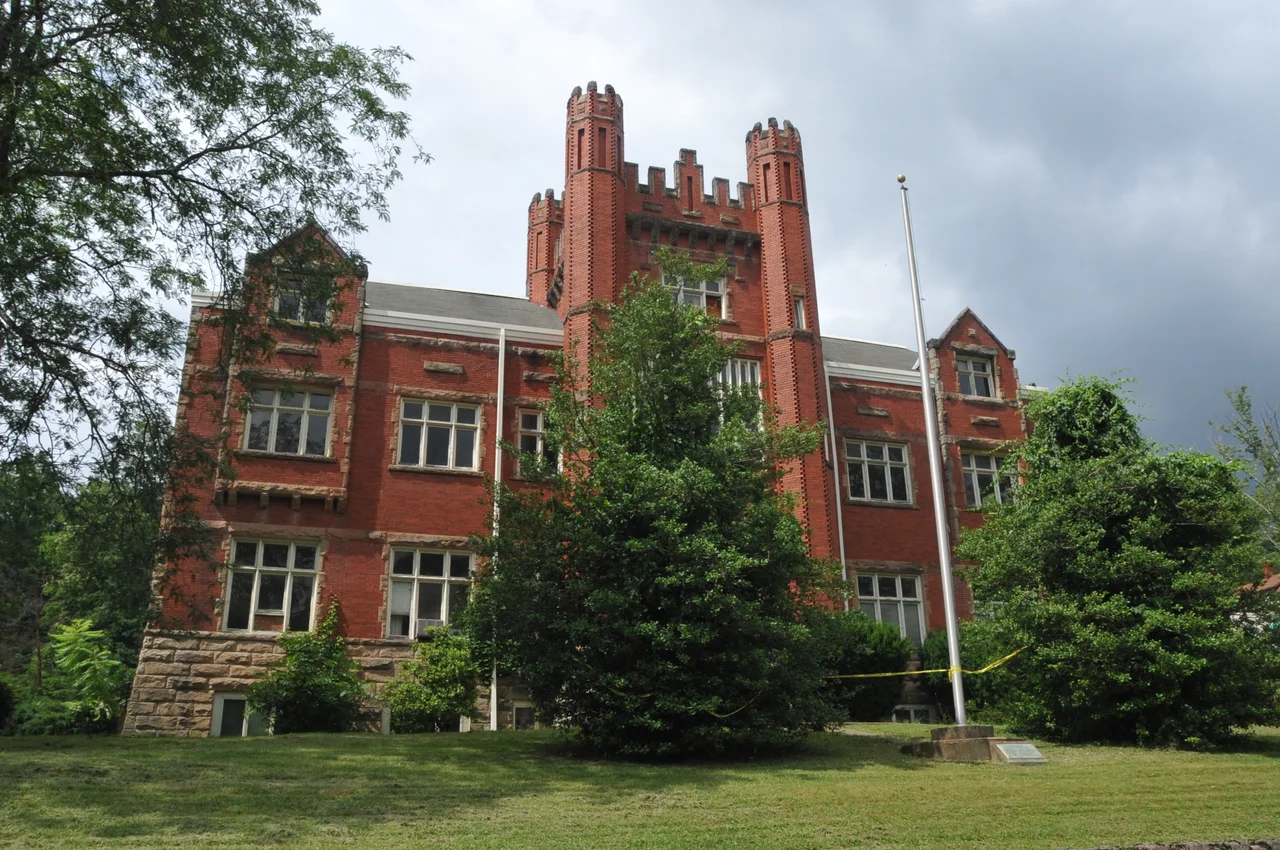 Built in 1909–1910 in the Collegiate Gothic style.