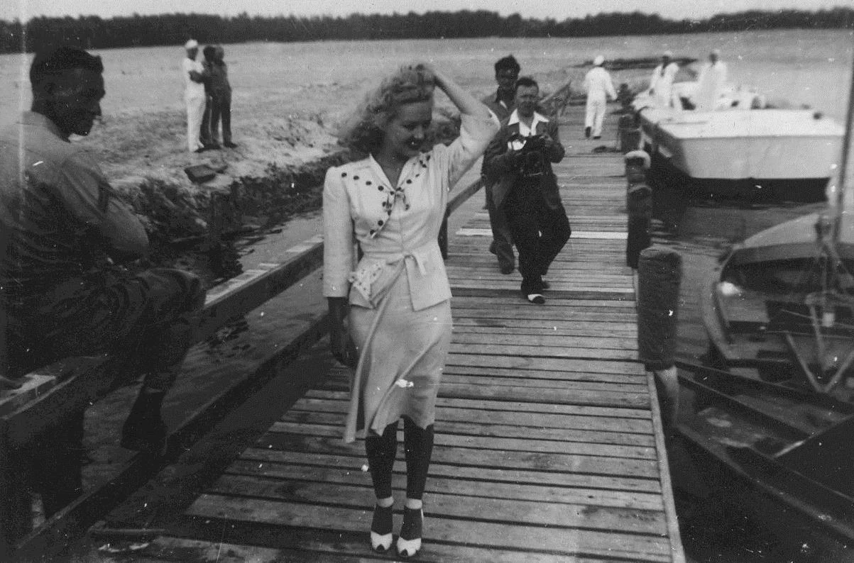 Betty Grable visits the Marines at New River, North Carolina. From the Edwin Kochmanski Collection (COLL/5467) at the Marine Corps Archives and Special Collections
OFFICIAL USMC PHOTOGRAPH