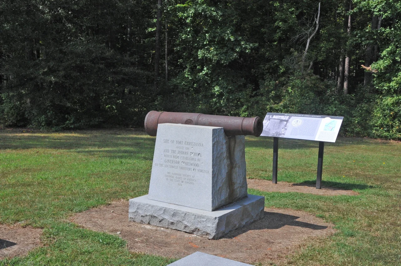 IN 1714 GOVERNOR SPOTSWOOD ARRANGED FOR THE CONSTRUCTION OF A FORT IN THE WESTERNMOST LAND OF WHAT WAS THEN V IRGINIA. THE SITE INCLUDED A FORT, SETTLERS CABINS, AND AN INDIAN SCHOOL. THE CANNON PICTURED IS PART OF MONUMENT ERECTED BY THE VIRGINIA D.A.R.