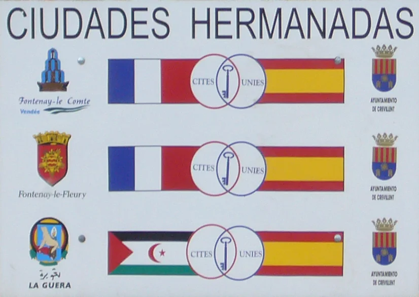 Cartel, en la entrada de Crevillente (N-340, desde Elche), que muestra las ciudades con las que está hermanada:
Fontenay-le-Comte (Francia)
Fontenay-le-Fleury (Francia)
La Güera (Sáhara Occidental)