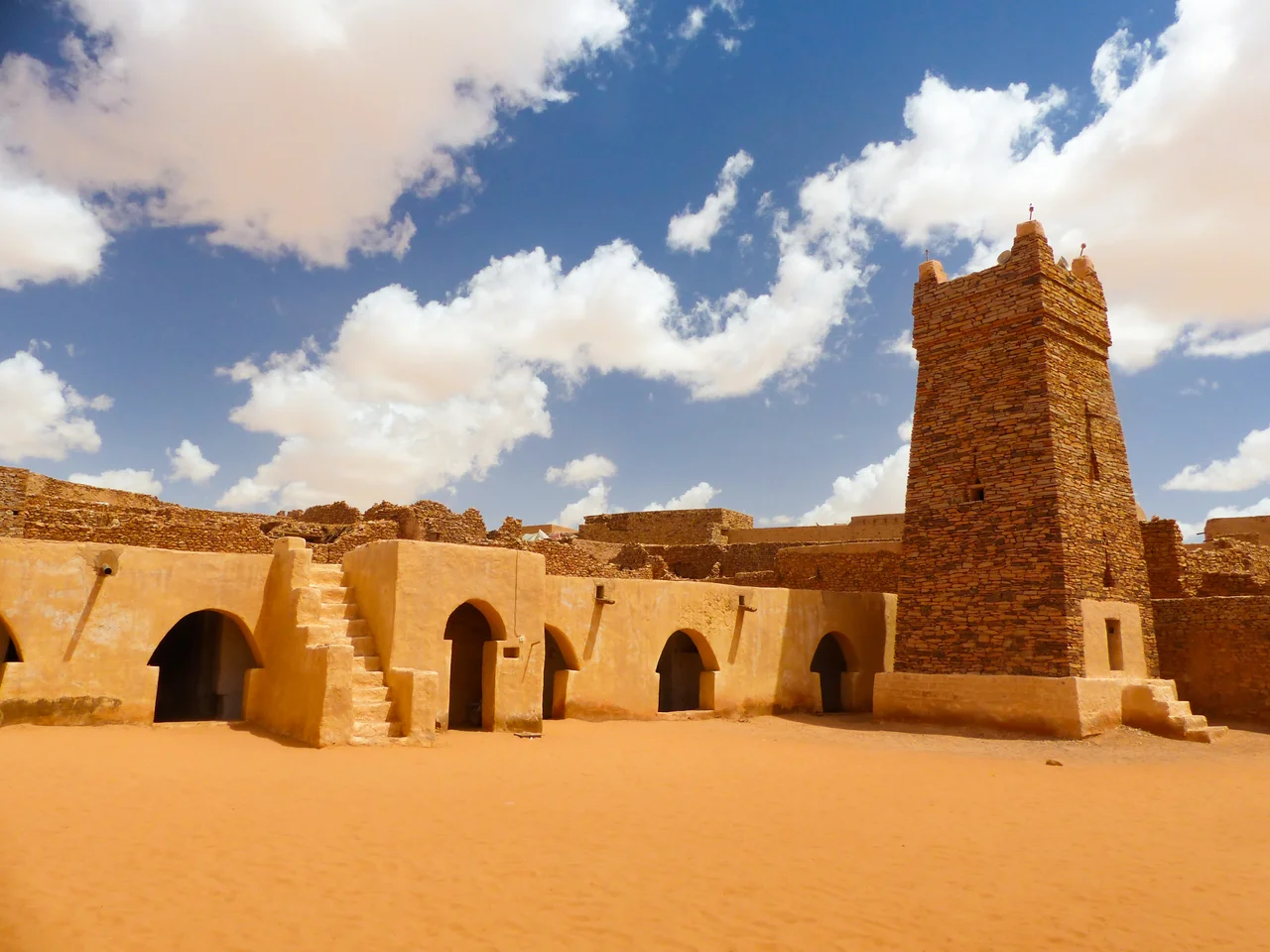 مسجد شنقيط هو مسجد يقع في مدينة شنقيط الموريتانية التي كانت في ماسبق مركز تعلم و عبادة تاريخي حيث بني خلال القرن الثالث أو الرابع عشر في واحة شنقيط في ولاية أدرار في موريتانيا. تعتبر مئذنة المسجد بناء قديم حيث يعتبره البعض ثاني أقدم بناء في العالم الإسلامي والذي ما يزال قيد الاستعمال. هندسيا تحتوي المنشأة على بهو للصلاة و أربعة ممرات إضافة إلى باب رمزي ذي محربين يطلان شطر مكة المكرمة و فناء مكشوف. يتميز المسجد ببناءه الحر القائم على الحجارة المقطوعة و المئذنة المربعة الشكل علاوة على خلوه من الزينة تماشيا مع المذهب المالكي للموجدي المدينة. يعتبر المسجد و صومعته أحد الشعارات الوطنية للبلاد. قامت منظمة اليونسكو في سبعينيات القرن الماضي بإجراء عدة إصلاحات ولكن برغم من ذلك فإن المدينة ماتزال مهددة من ظاهرة التصحر.