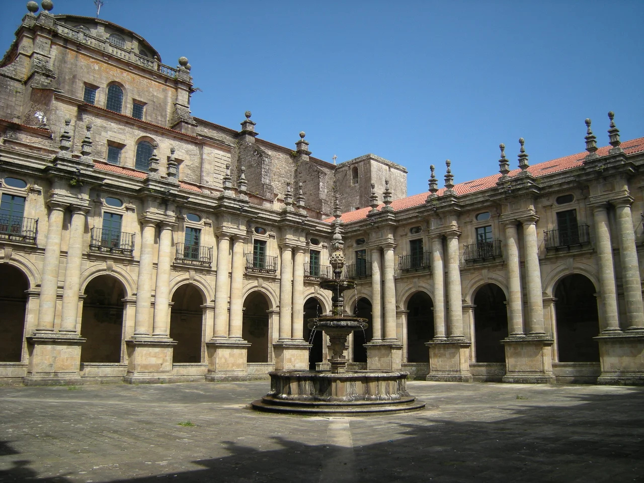 Claustro procesional.
Esta foto participó en el juego En un lugar de Flickr.