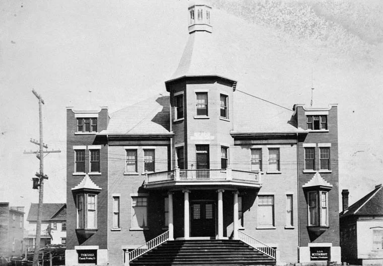 Title / Titre : à
314 Bay Street (Finnish newspaper "Tyokansa", and soon the Finnish Labour Temple "Tyon Temppeli") /
Le 314 Bay Street, abritant le journal finnois Tyokansa et les futurs locaux du Finnish Labour Temple, Tyon Temppeli
Creator(s) / Créateur(s) : E. L. Lane
Date(s) : 1910
Reference No. / Numéro de référence : MIKAN 3210886
collectionscanada.gc.ca/ourl/res.php?url_ver=Z39.88-2004&...
collectionscanada.gc.ca/ourl/res.php?url_ver=Z39.88-2004&...
Location / Lieu : Port Arthur, Ontario, Canada
Credit / Mention de source :
E. L. Lane. Library and Archives Canada, C-095456 /
E. L. Lane. Bibliothèque et Archives Canada. C-095456