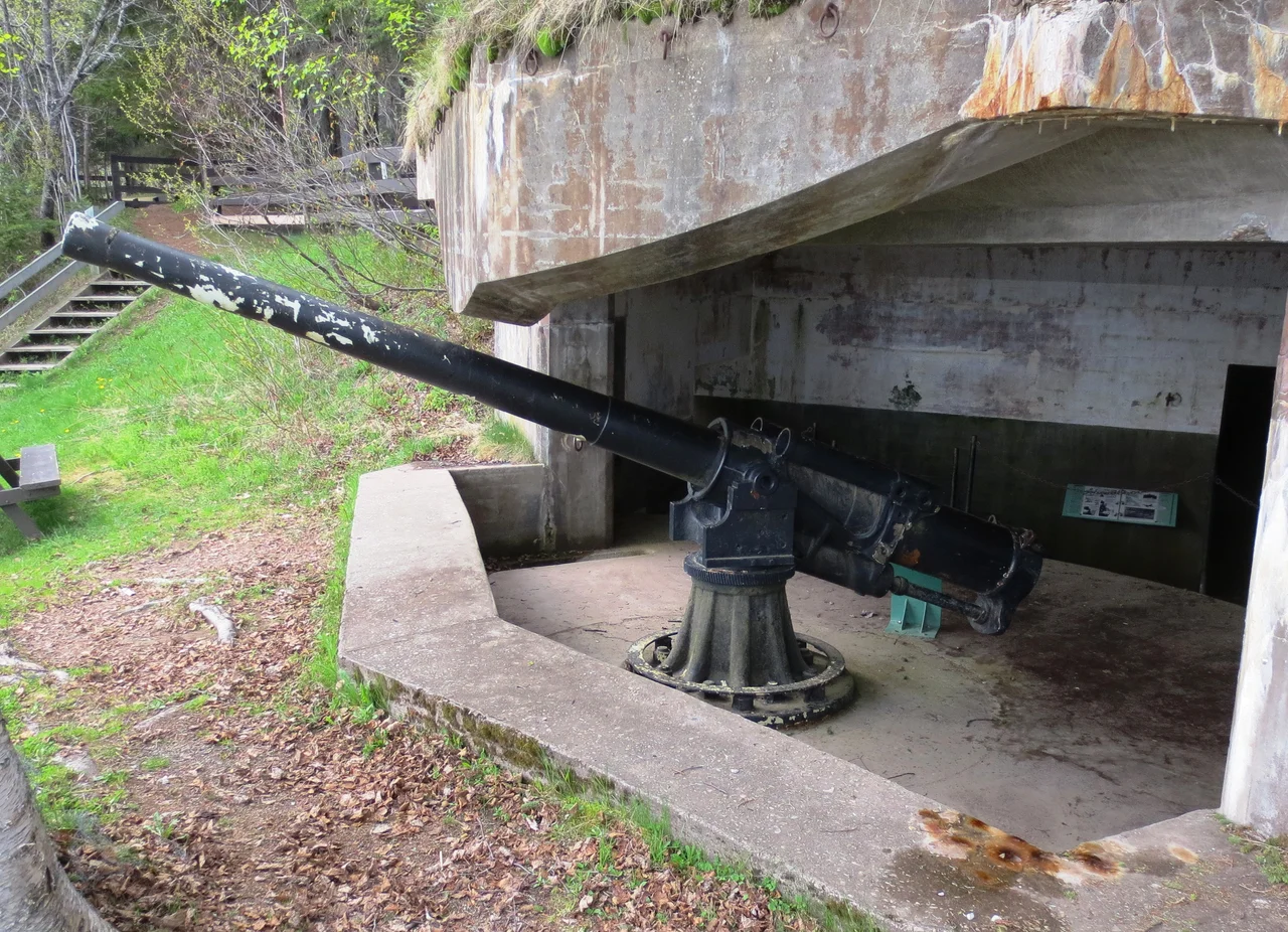 Fort Peninsula, Quebec, Ordnance QF 4.7-inch B Mk. IV Star Gun, 1902, mounted on No. 2748 CARR TRAV REc No. C9703, TEST.T.T.2, on a Central Pivot Mount Mk I. No. 2 of two which defended the site during the Second World War.