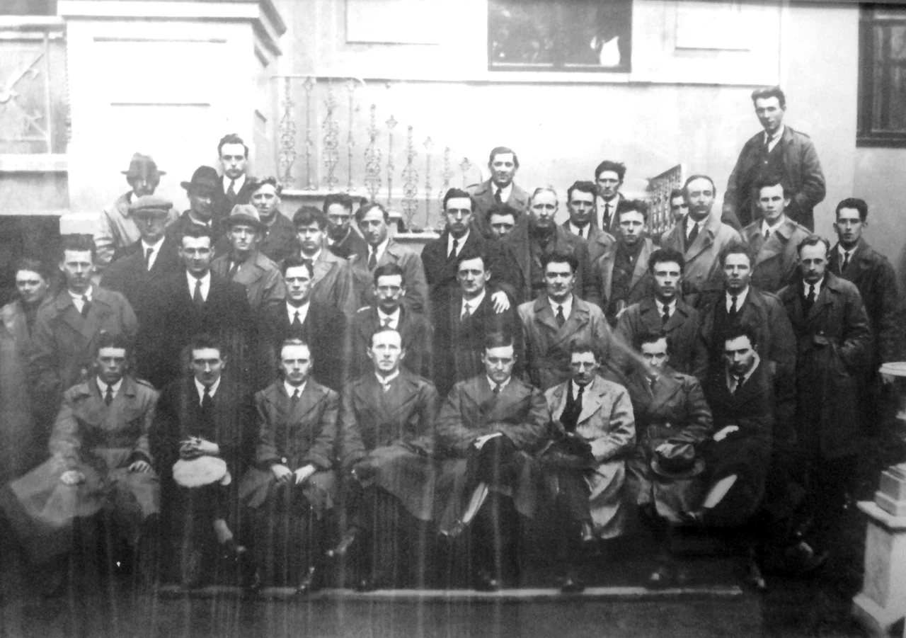 Liam Lynch with some of his Divisional Staff and Officers of the Brigades including the 1st Southern Division who attended as delegates to the Army Convention at the Mansion House, Dublin, on 9 April 1922.
Front: Sean Lehane, Tom Daly, Florrie O'Donoghue, Liam Lynch, Liam Deasy, Sean Moylan, John Joe Rice, Humphrey Murphy.
Second: Denis Daly, Jimmy O'Mahony, George Power, Michael Murphy, Eugene O'Neill, Sean McSwiney, Dr Pat O'Sullivan, Jim Murphy, Moss Donegan, Gerry Hannifin.
Third: Jeremiah Riordan, Michael Crowley, Dan Shinnick, Con Leddy, Con O'Leary, Tom Hales, Jack O'Neill, Sean McCarthy, Dick Barrett, Andy Cooney.
Fourth: Tom Ward, John Lordan, Gibbs Ross, Tadgh Brosnan, Dan Mulvihill, Denis McNeilius.
Back: Con Casey, Pax Whelan, Tommy McEllistrim, Michael Harrington.