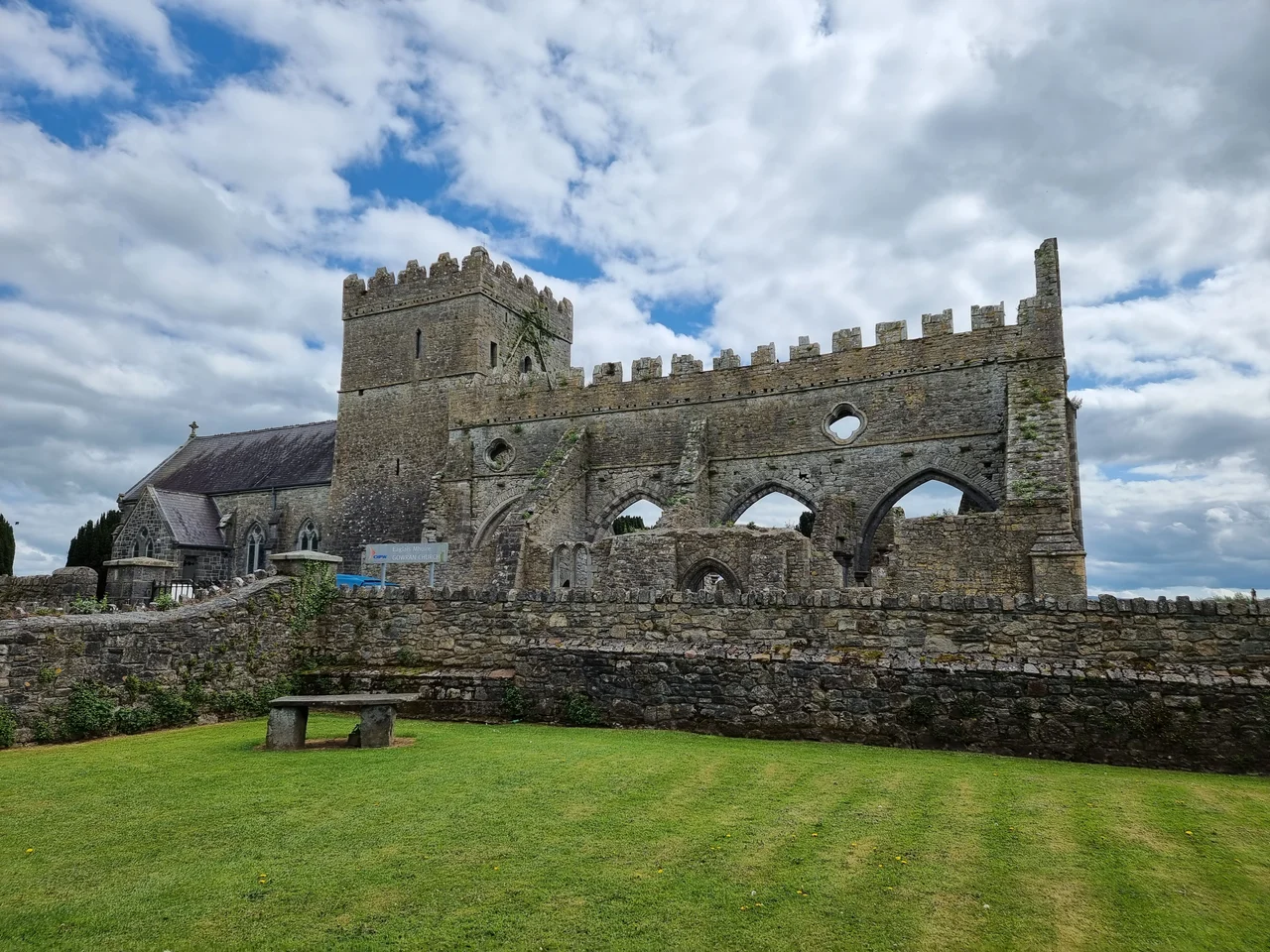 Neale(1826) p3.250 - Gowran Castle, Kilkenny.jpg