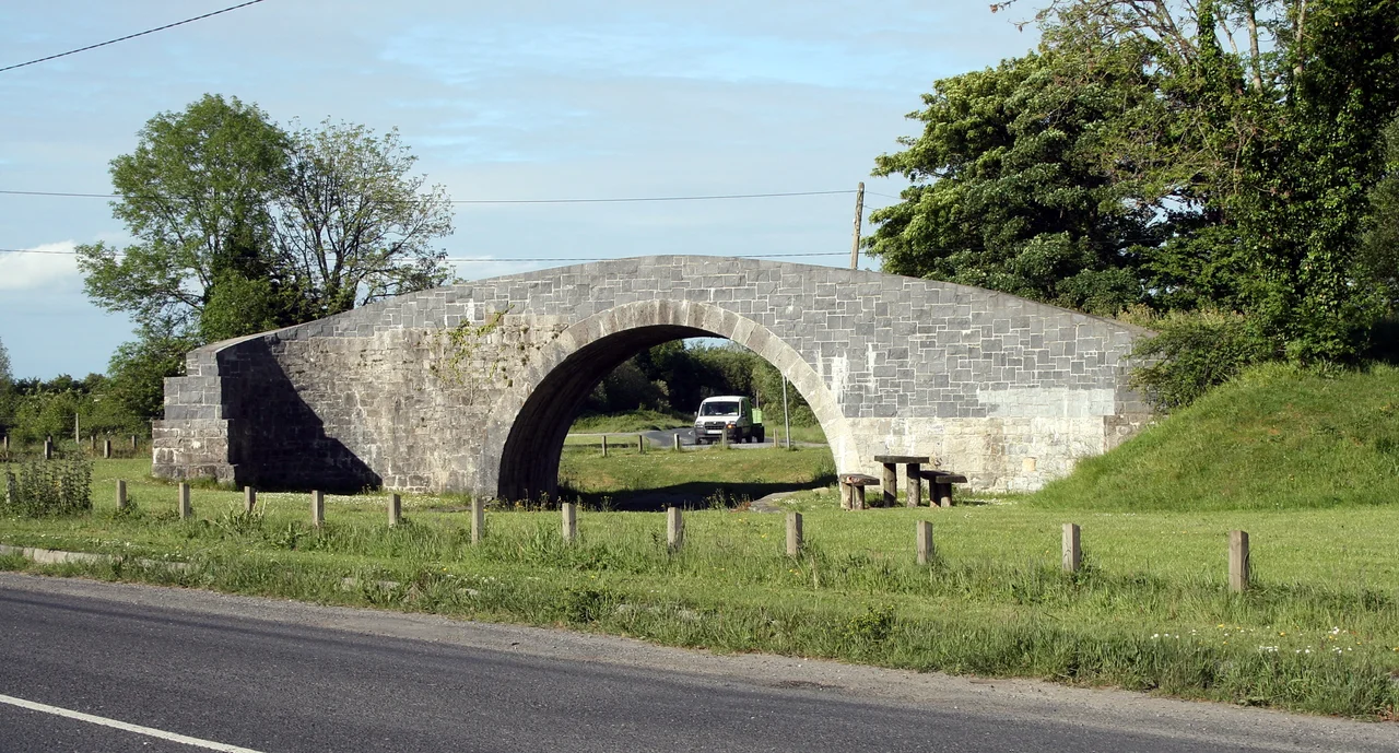 Blackhall Bridge, near Portarlington, County Laois, near to Ballymorris, Kilbride, Kilnahown Bridge, Cuil an Tsudaire and Tirhogar Cross Roads, Laois, Ireland.
From the R419 - a bridge carrying a no longer existing road over a no longer existing canal.