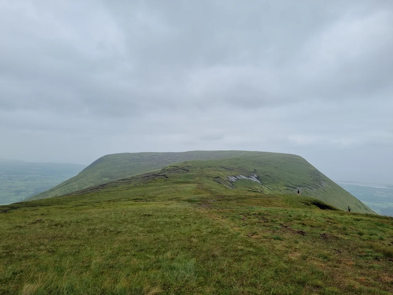 Der Benbulben (Benbulbin) ist ein Tafelberg im County Sligo. Das Hochplateau ist über seine Ostseite erreichbar.