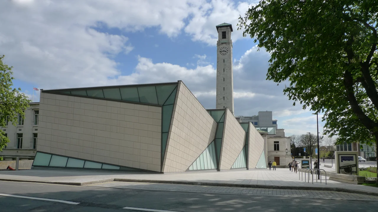 SeaCity Museum, Civic Centre, Southampton. Image taken from the North.
The pavilion in the foreground was built in 2012 and designed by Wilkinson Eyre. It, and the adjoining magistrates block of the Southampton Civic Centre now house SeaCity Museum.
SeaCity Museum official website