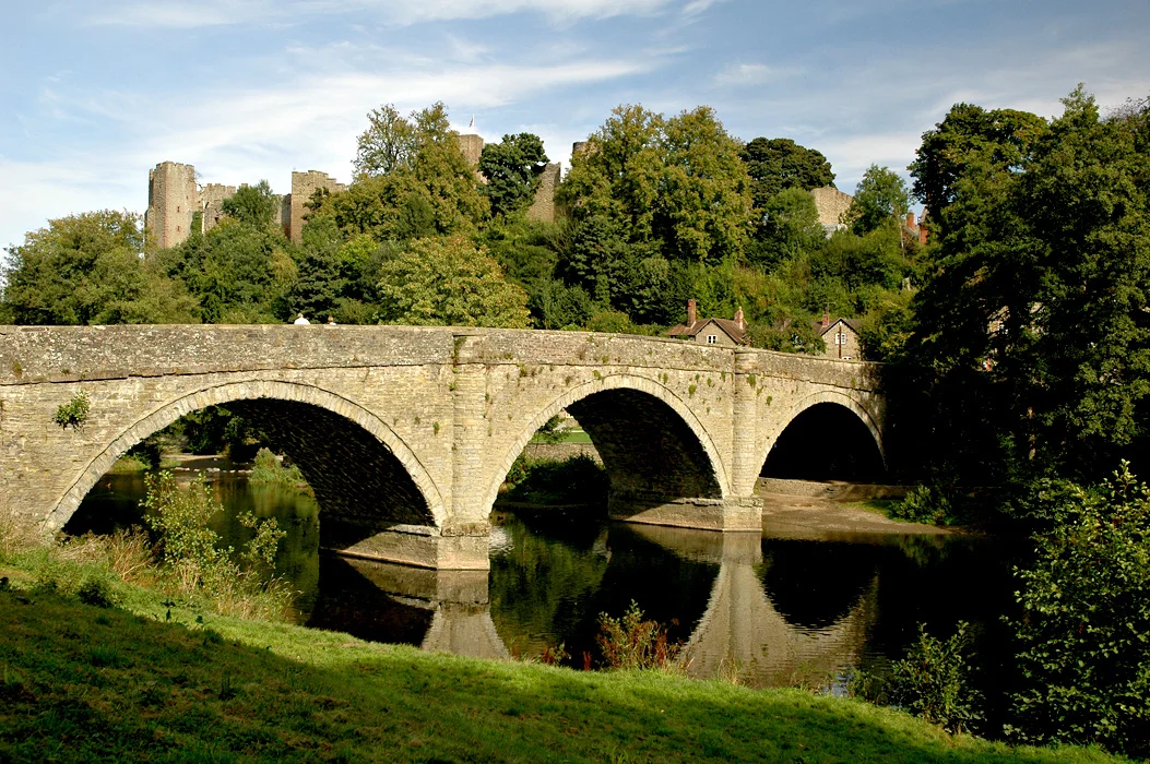 The Ludlow bridge over the river Teme. The building in the background is Ludlow Castle.)