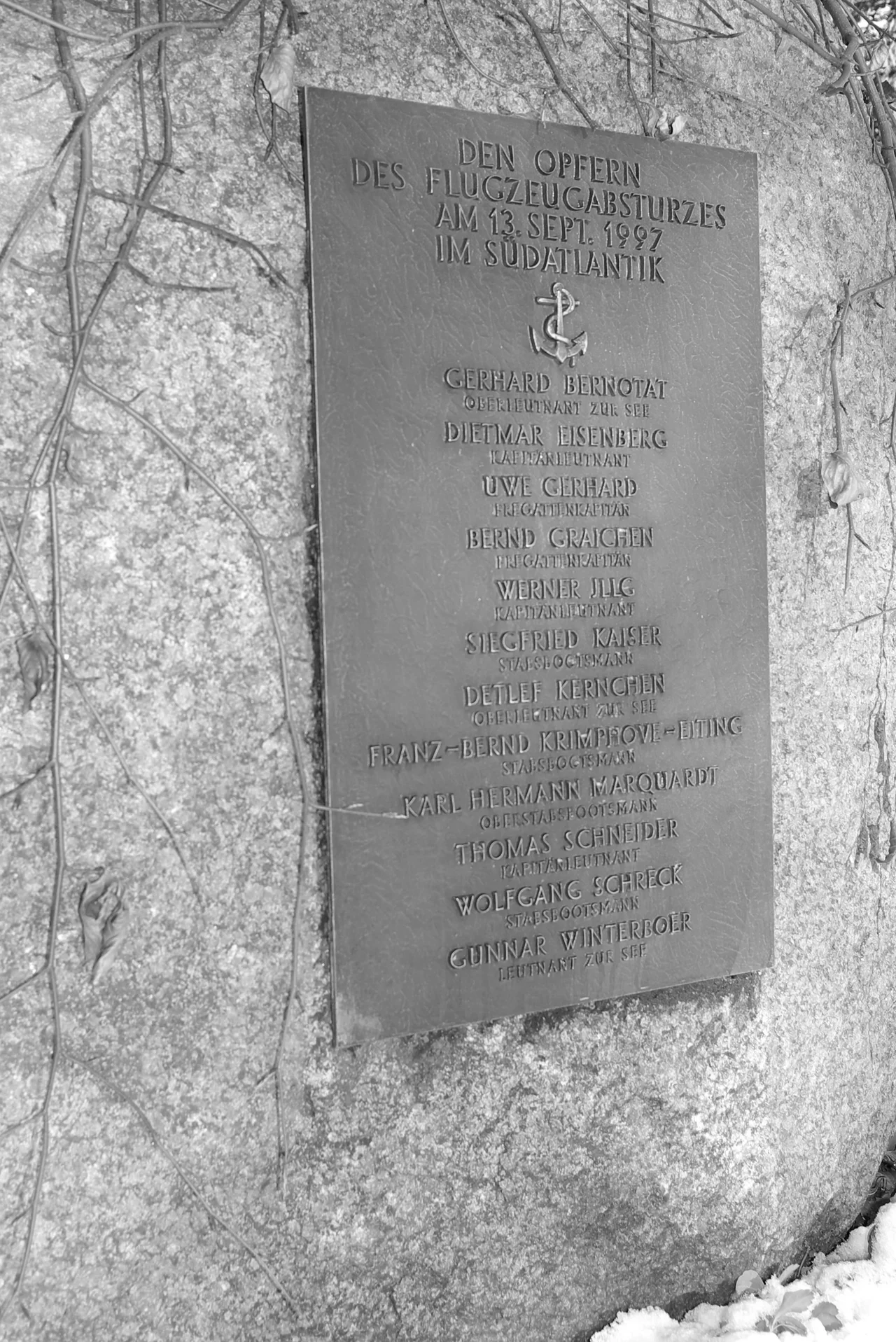 Ehrenfriedhof Wilhelmshaven, Gedenkstein zur Flugzeugkollision vor Namibia 1997. Namentlich erwähnt werden: Oberleutnant zur See Gerhard Bernotat, Kapitänleutnant Dietmar Eisenberg, Fregattenkapitän Uwe Gerhard, Fregattenkapitän Bernd Graichen, Kapitänleutnant Werner Jllg, Stabsbootsmann Siegfried Kaiser, Oberleutnant zur See Detlef Kernchen, Stabsbootsmann Franz-Bernd Krimphove-Eiting, Oberstabsbootsmann Karl Hermann Marquardt, Kapitänleutnant Thomas Schneider, Stabsbootsmann Wolfgang Schreck, Leutnant zur See Gunnar Winterboer. Die Besatzung und ein mitfliegender Techniker werden auf dem Stein nicht erwähnt!