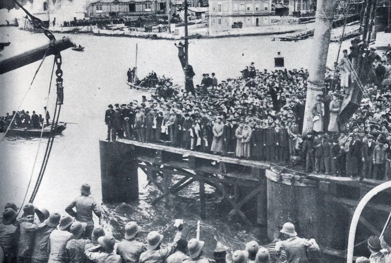Embarque de tropas portuguesas para Angola, durante a 1ª Guerra Mundial do cais do Arsenal.