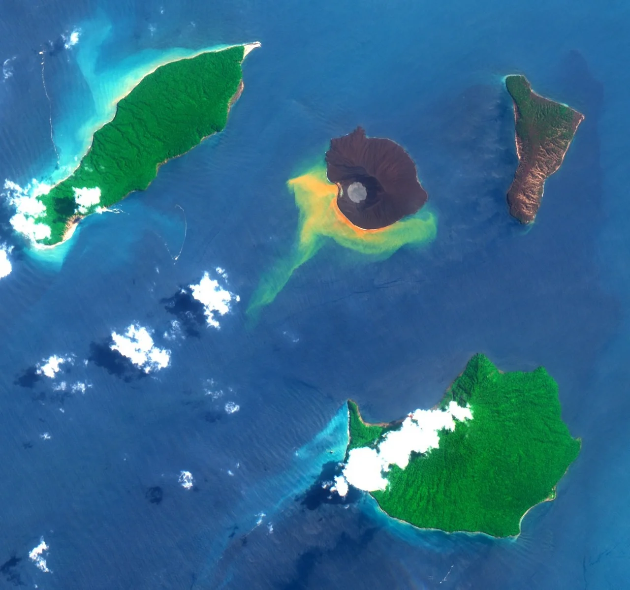 Today, 2018-04-23, #Sentinel2 has acquired another spectacular view of #AnakKrakatau #volcano 1/2