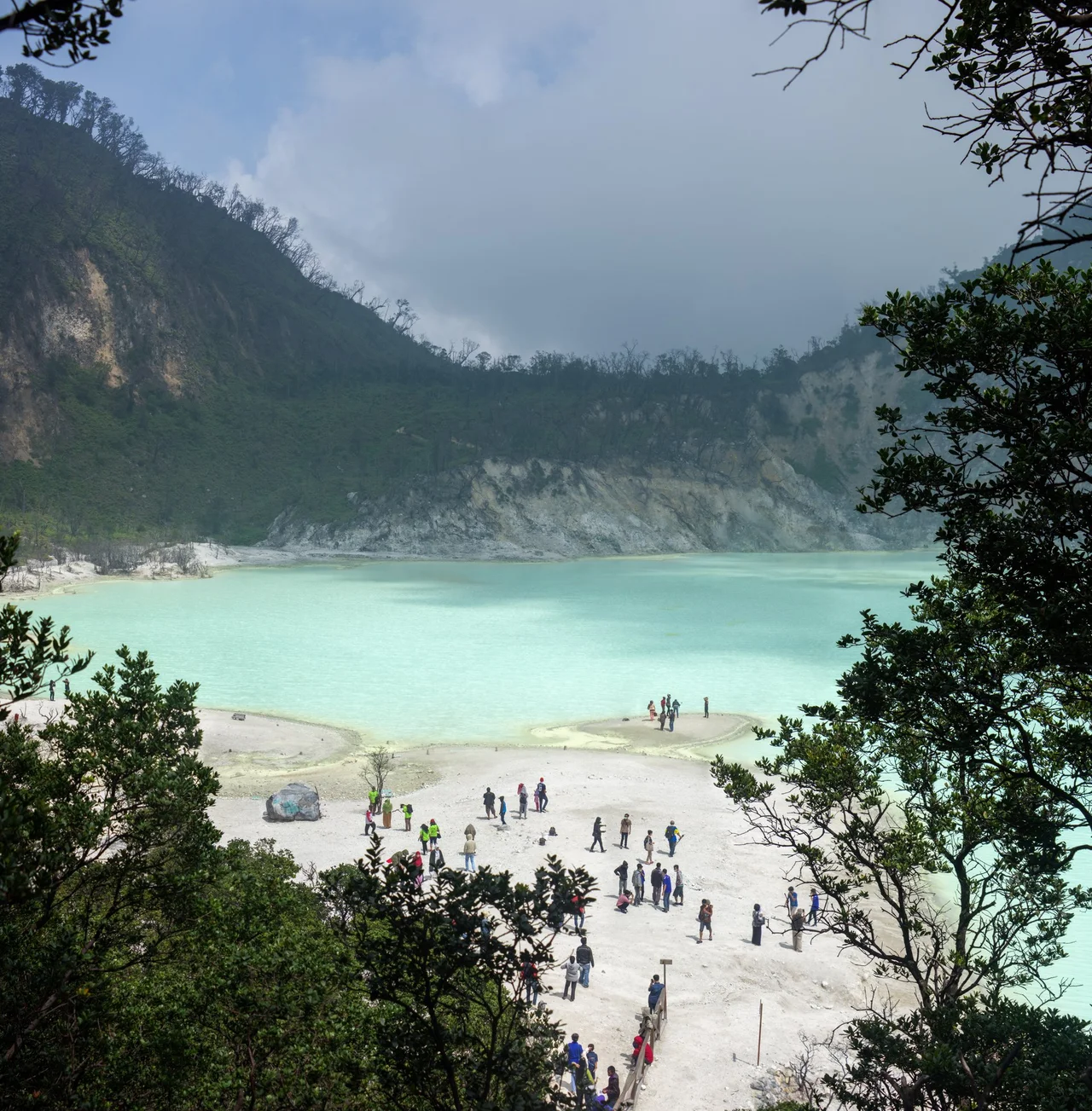 Kawah Putih Lake from the viewing platform, Bandung Regency, 2014-08-21. Stitched from 30+ images.