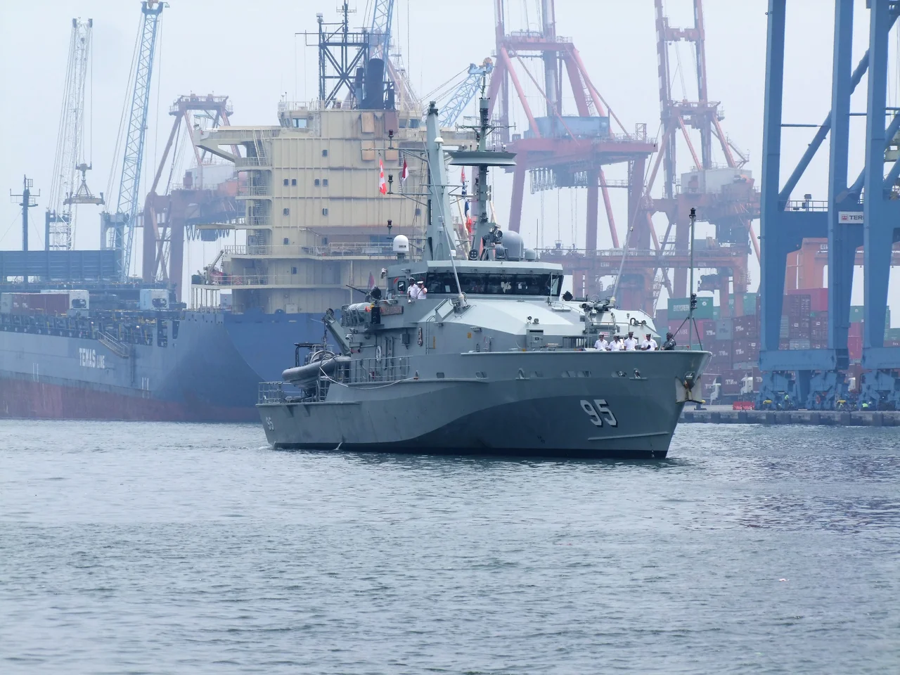 HMAS Maryborough disambut saat berlabuh di Tanjung Priok, Jakarta, untuk kunjungan selama lima hari.