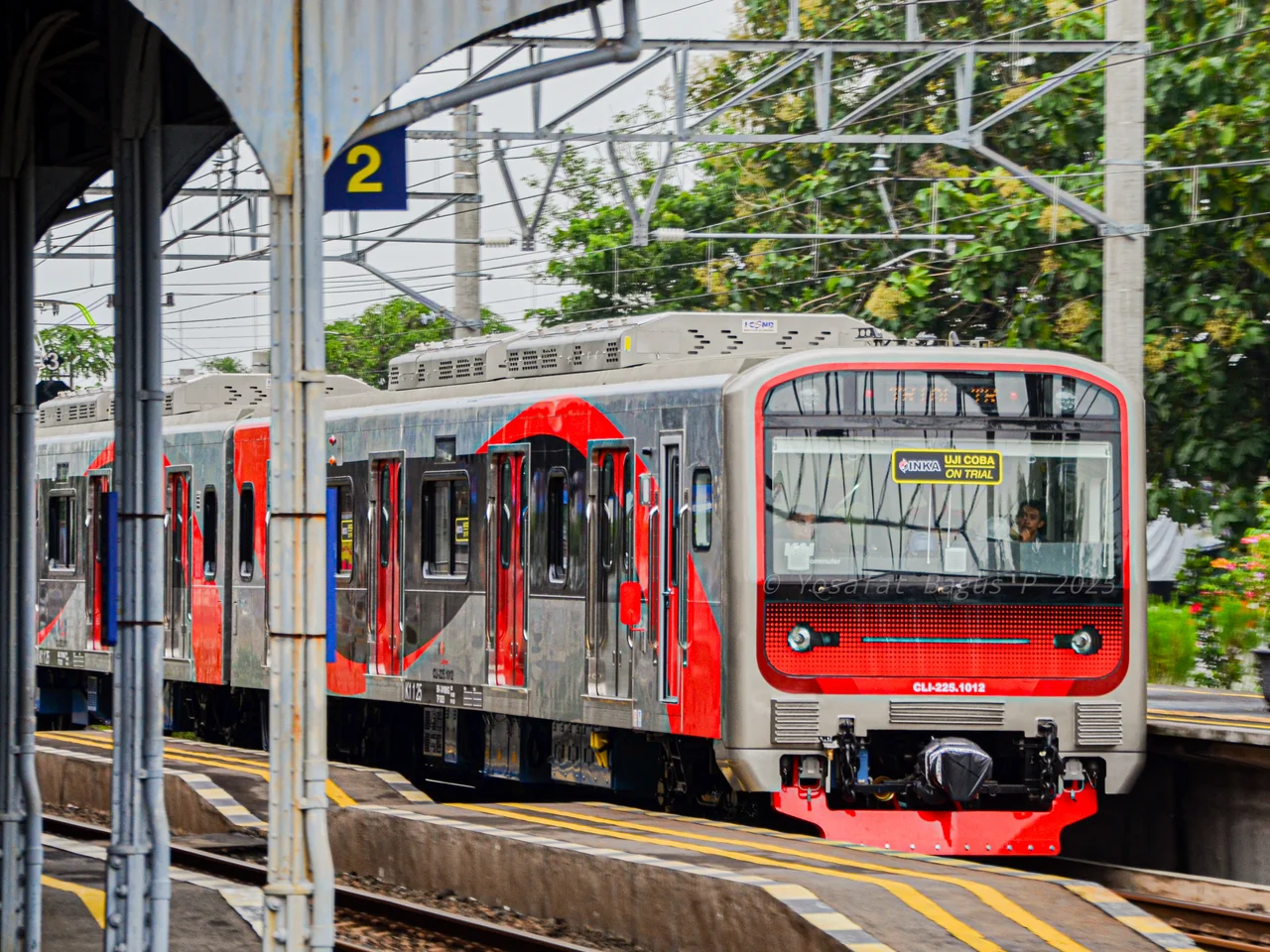 Foto KRL (Kereta Rel Listrik) yang saya ambil di Stasiun Delanggu ini merupakan KRL EA207/CLI-225 buatan PT. INKA (Industri Kereta Api) yang dikirim dari Madiun ke Solo dan menjalani Test Run di Lintas Stasiun Solo Jebres sampai Stasiun Klaten, kereta baru ini akan dikirim ke Jabodetabek setelah semua test selesai di Yogyakarta Line.