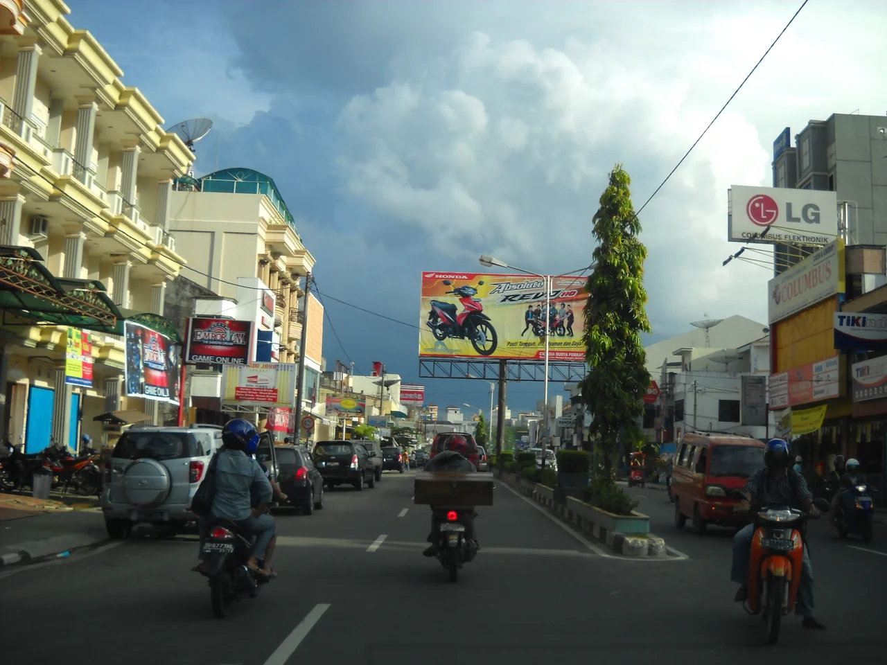 Jendral Sudirman Street, Pangkalpinang, Bangka Island.
Bahasa Indonesia: Jalan Jendral Sudirman, Pangkalpinang, Bangka.