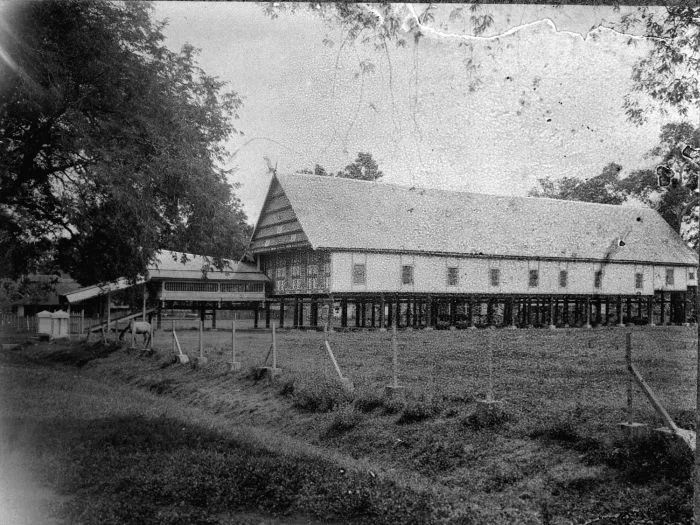 Rumah Bola Soba' pada tahun 1910-an, diambil saat ekspedisi militer ke Nugini Belanda 1907-1915.