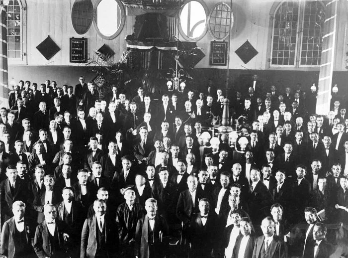 Repronegatief. Een groep mannen na de instituering van de M.P. in de kerk op Ambon.