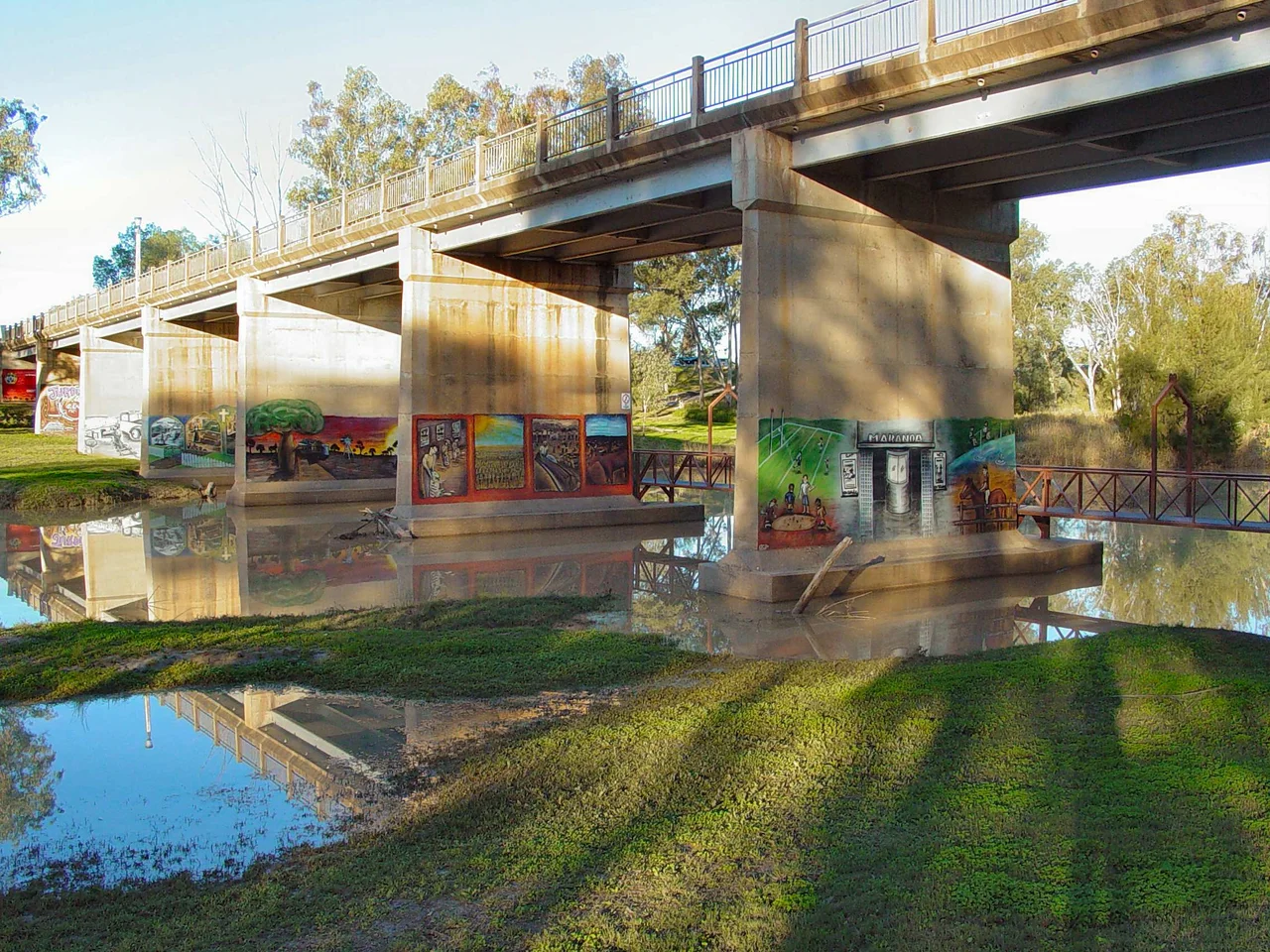 Photo taken and suppied by Brian Voon Yee Yap.
The bridge where the Warrego Higheway crosses the Maranoa River at Mitchell.