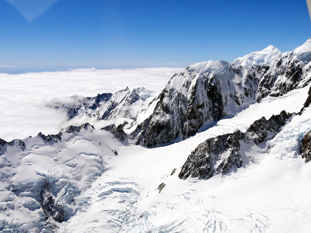 Photo taken before Aoraki summit block collapsed in December 1991