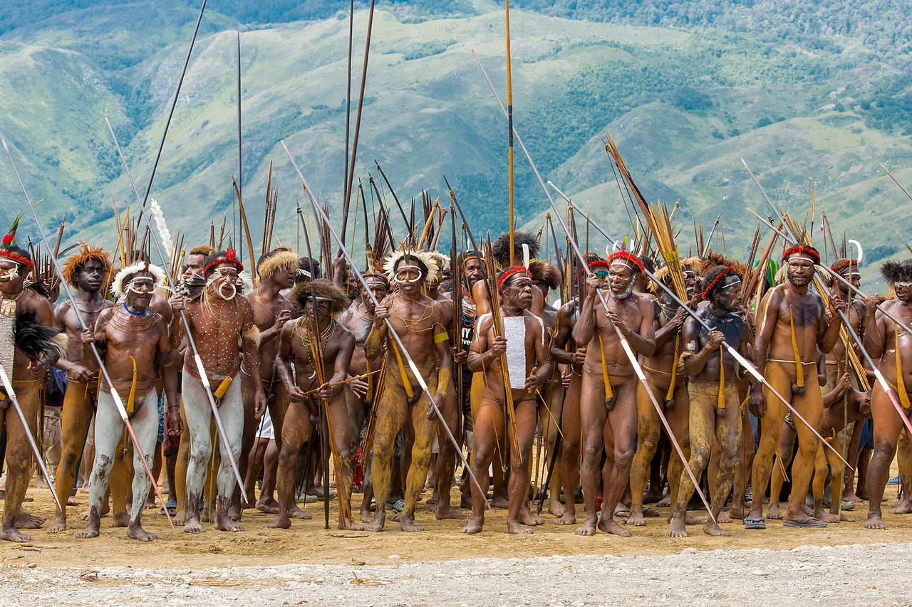 Annual Baliem Valley Festival in which all the tribes of the highlands of Wamena such as Dani, Lani and the Yali participate. They compete in various categories, such as cooking in the earth pit, making traditional objects, playing the Jew's harp, archery, spear throwing, pig racing, etc. An important point of competition is the performance of a tribal war with spears, bows and arrows. These competitions are intended to reduce the tensions and conflicts that still exist between the tribes.