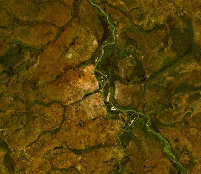 Satelliteimage of the city Wau in Southern Sudan, see en:Wau, Sudan. Jur river, the upper course of the river Bahr al-Ghazal, is visible.
